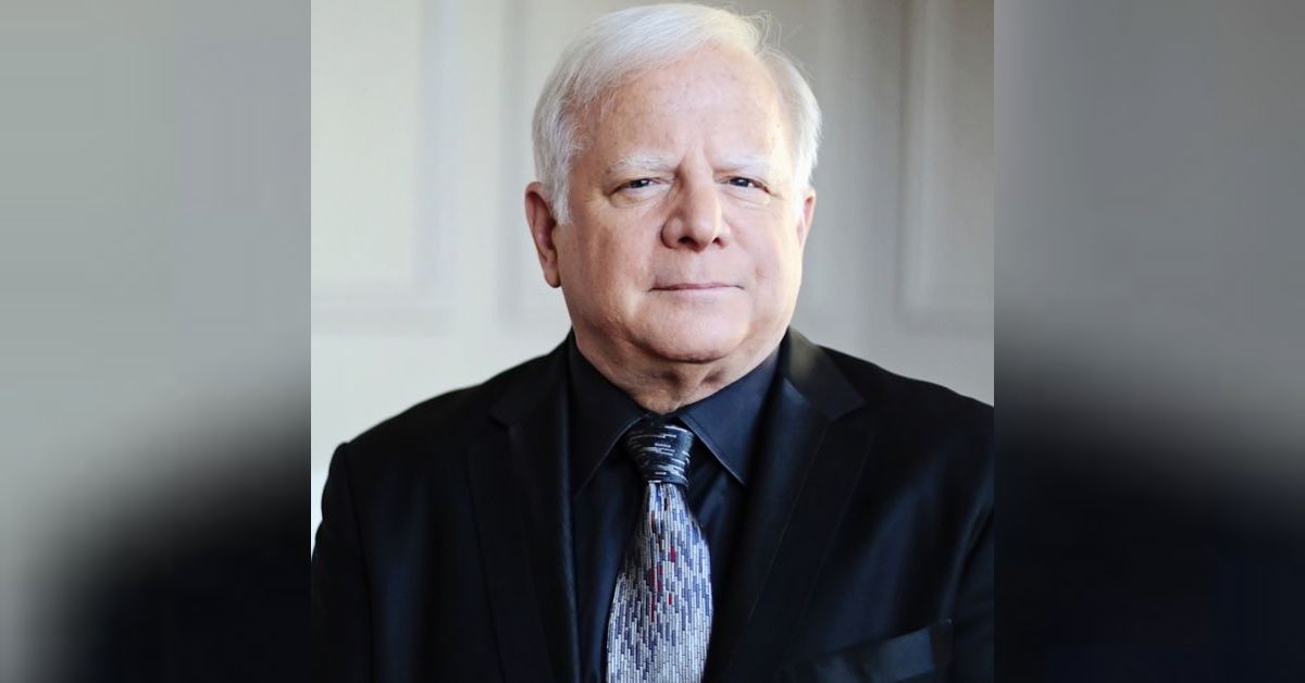 Episode 16 Leonard Slatkin a mic on the podium
